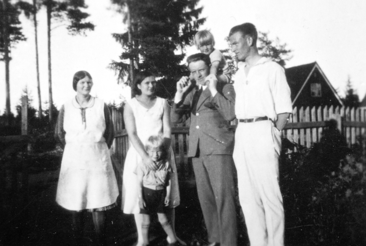 Martodden, Hamar. F.v. Cornelia Rom, Marie Fuglseth, Rolf Fuglseth, Bjarne Holter. Guttene Tot Fuglset, Arne Fuglseth.
