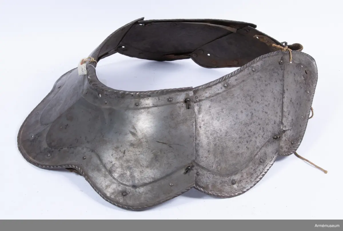 Grupp: K:I.
Beskrivning och redogörelse för ev. reparationer:
Hästrustning 1500 talets förra hälft
Bestående av: Bog och ländharnesk, halsskydd.