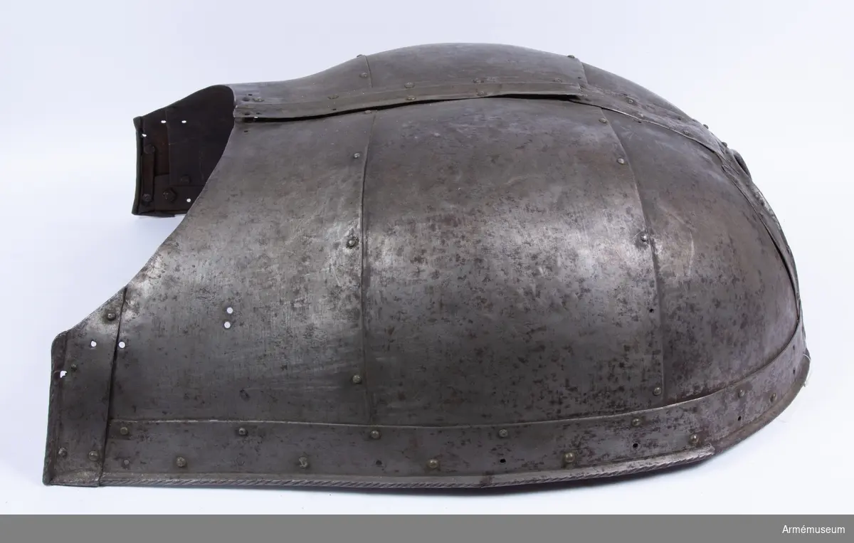 Grupp: K:I.
Beskrivning och redogörelse för ev. reparationer:
Hästrustning 1500 talets förra hälft
Bestående av: Bog och ländharnesk, halsskydd.