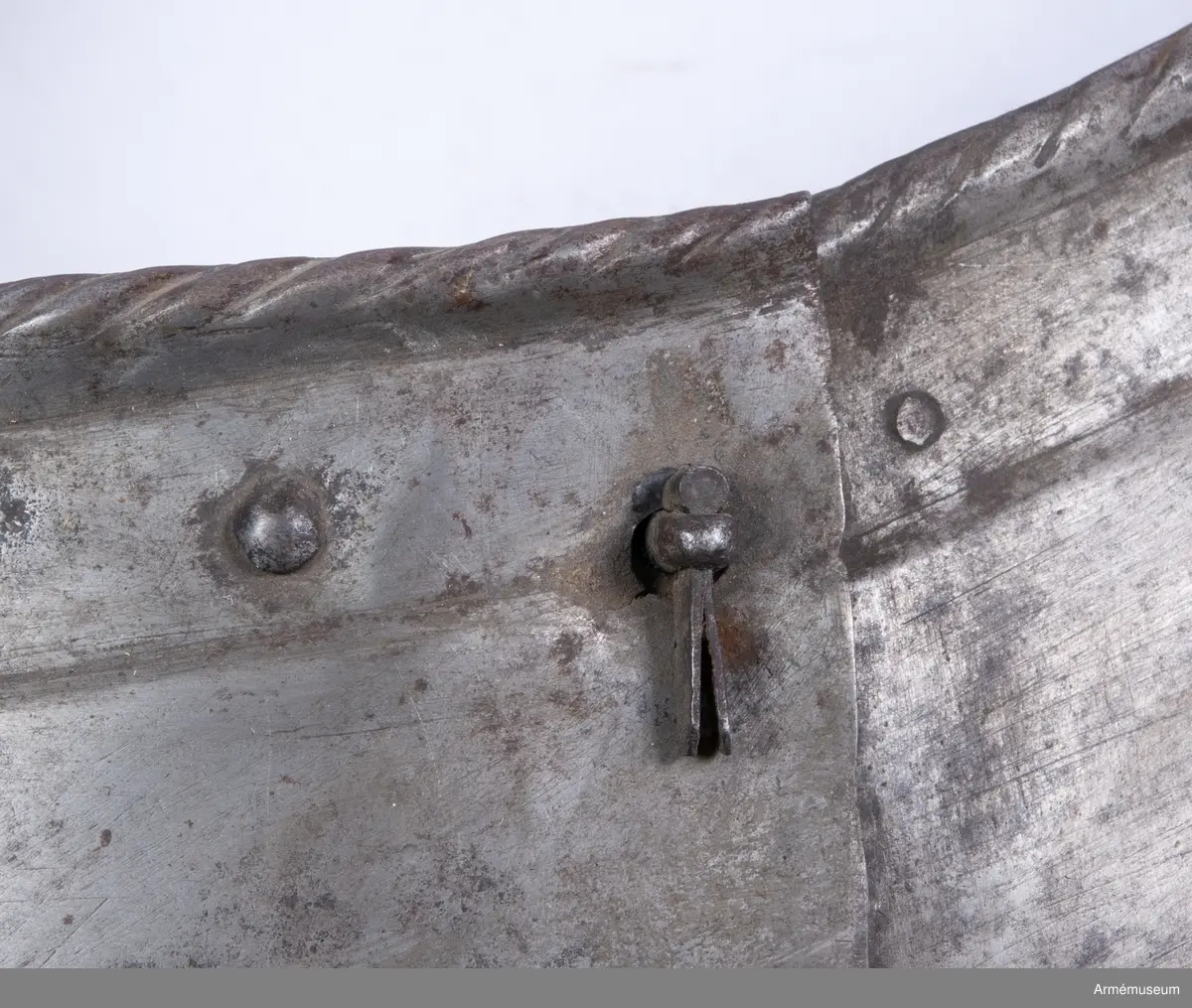 Grupp: K:I.
Beskrivning och redogörelse för ev. reparationer:
Hästrustning 1500 talets förra hälft
Bestående av: Bog och ländharnesk, halsskydd.