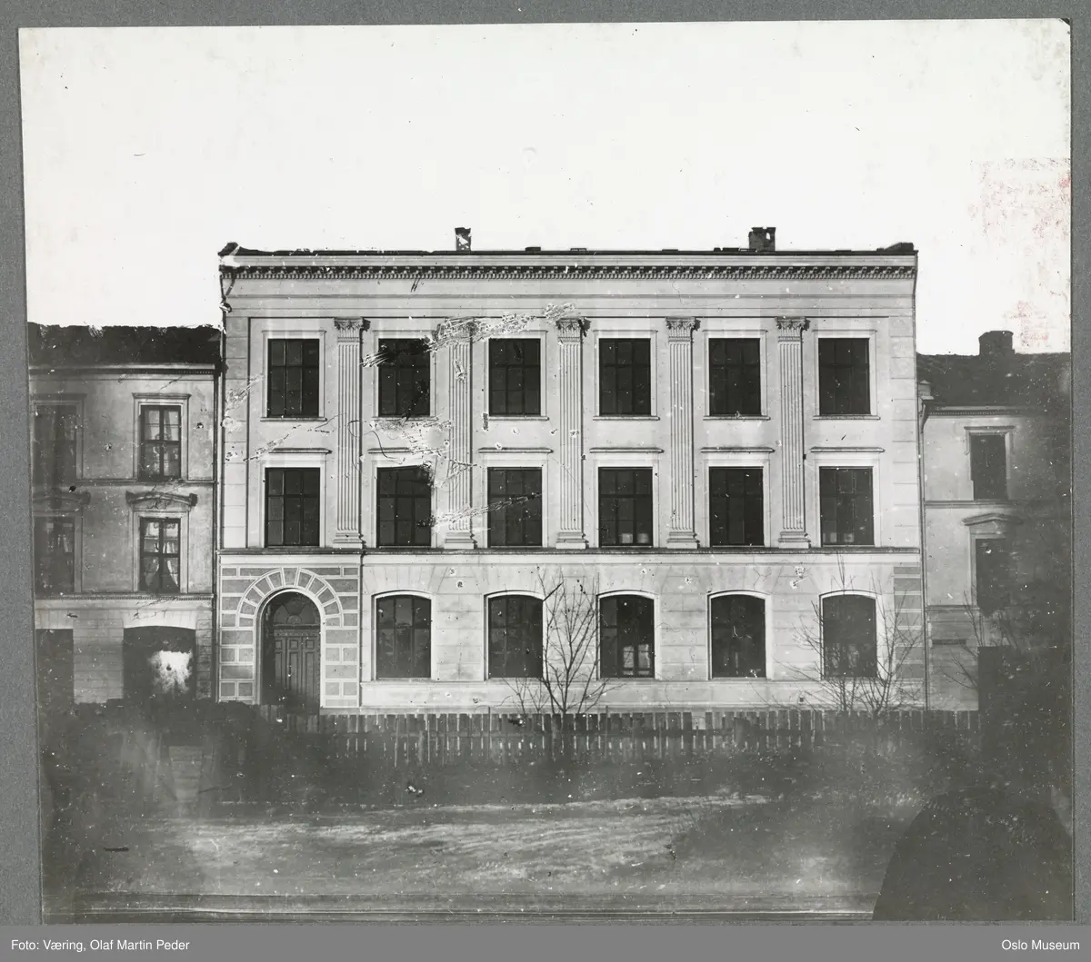hage, gjerde, bygårder
