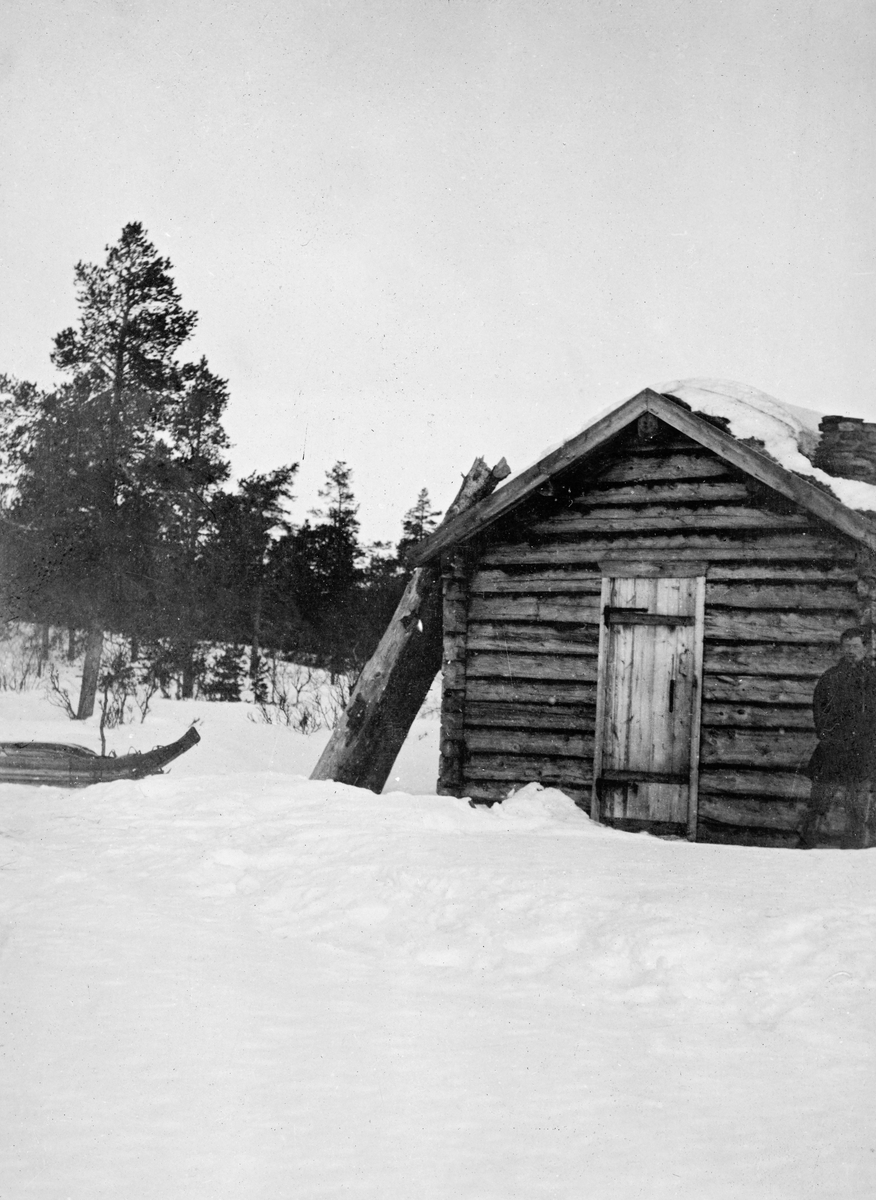 En koftekledd mann - antakelig skogoppsynsmann Anders Jonsen Lindi (1858-1933) - fotografert ved Raiti skogstue i Karasjok i 1919. Fotografiet er tatt i høydeformat, og vi ser ikke bygningen i sin fulle lengde. Det er en laftekonstruksjon med inngangsdør i gavlenden og seinempirevindu på den langsida som i hvert fall delvis er synlig fra denne opptaksvinkelen. Saltaket var torvtekt og snødekt da dette fotografiet ble tatt. Ei pipe som stikker opp gjennom snøen på taket kan tyde på at skogstua hadde ildested på høyre side når man gikk inn døra. Det sto noen stokker reist mot bygningen på den sida som vendte fra fotografen. Dette kan ha vært et vedforråd. I snøen til venstre for skogstua ser vi en pulk på den snødekte marka.

Dette var ei av fem skogstuer Øst-Finnmark skogforvaltning hadde i Karasjok da dette fotografiet ble tatt. Flest husvære hadde denne skogforvaltningen i Sør-Varanger, der det var fem skogstuer, trefløterstuer og ei arbeidsbrakke ved sagbruket. Også i Polmak var det ei skogstue. I Tana og i Varangerbotten hadde Øst-Finnmark skogforvaltning i 1913 gammer, ei på hvert sted.