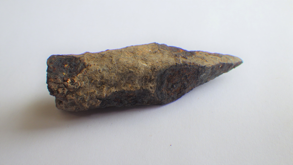 MALV: L. 5, 1 CM  B. 1, 3 CM, TYPE SE S. GRIEG: MIDDELALDERSKE BYFUND, FIG. 279. 