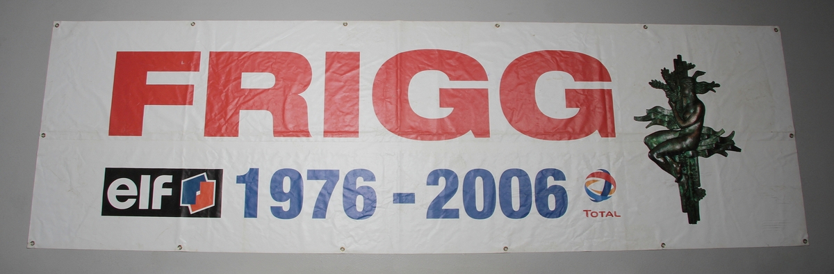 Banner som hang på helidekket til boligplattformen Frigg QP i forbindelse med nedstengingen av Friggfeltet.