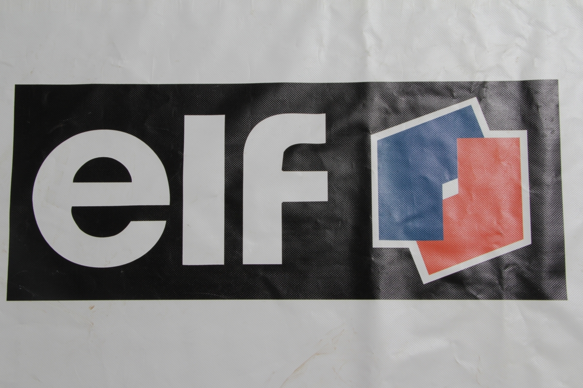 Banner som hang på helidekket til boligplattformen Frigg QP i forbindelse med nedstengingen av Friggfeltet.