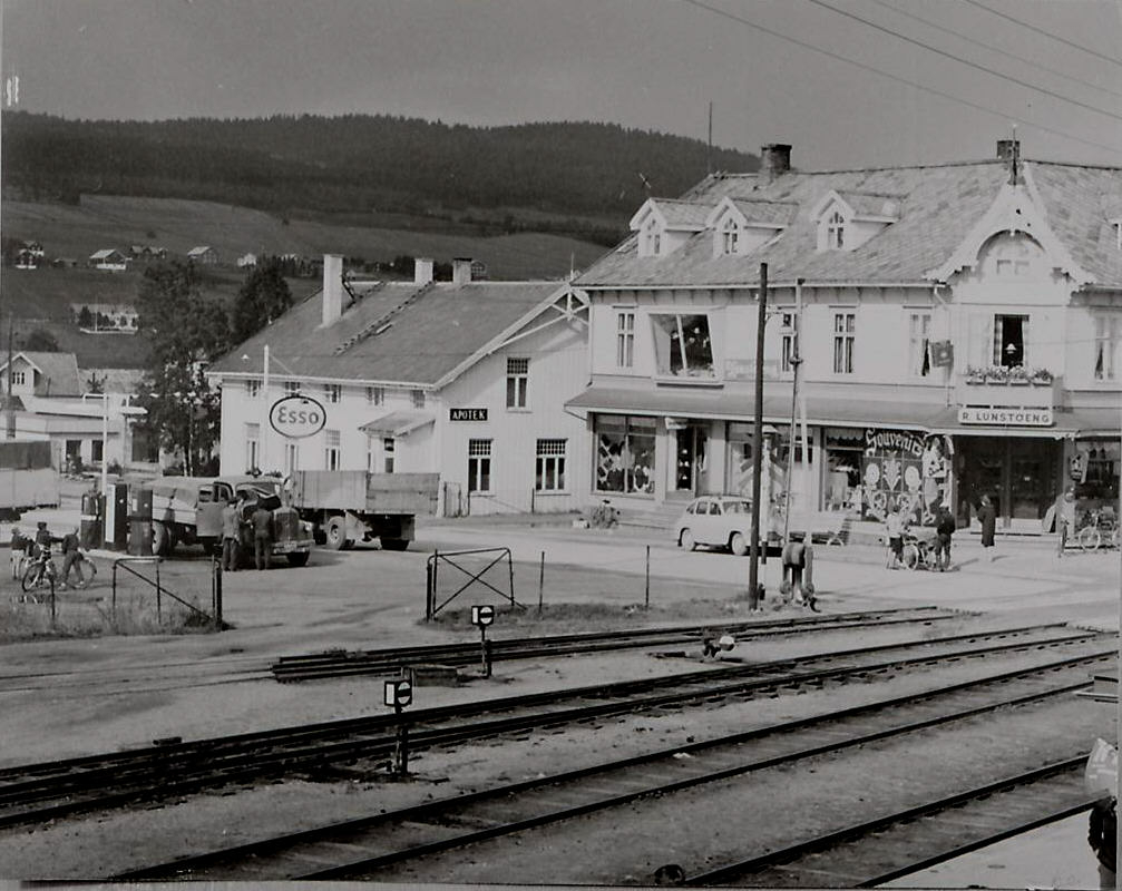 Lunstøengbygningen, Tynset apotek, Esso-stasjonen. 