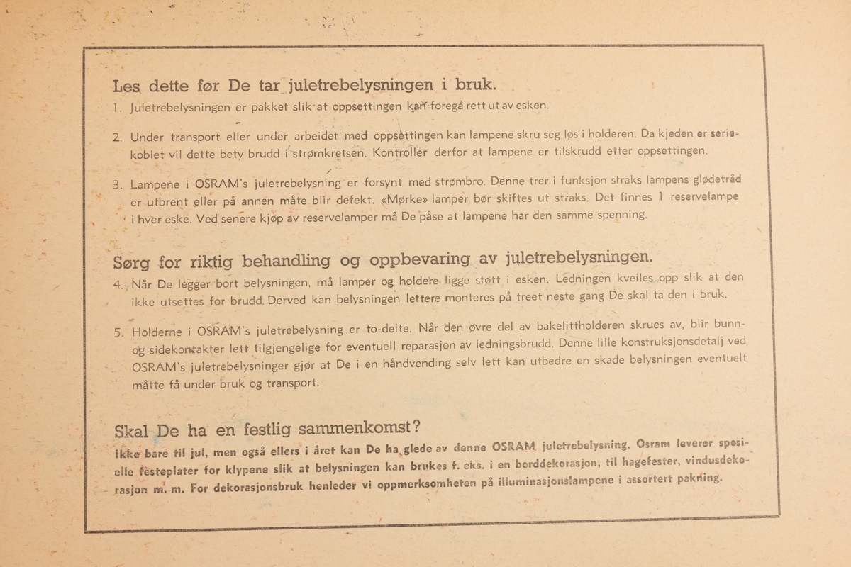Ti juletrelys i originanleske