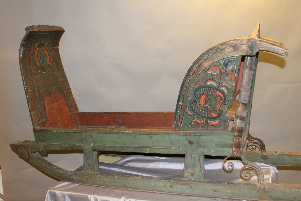 Rosemaling på alle sider av sleden. (Samme rosemaler har malt tine hos Lunøe - tine BKM 0630, samt diverse i Sannidal 1831-1832).