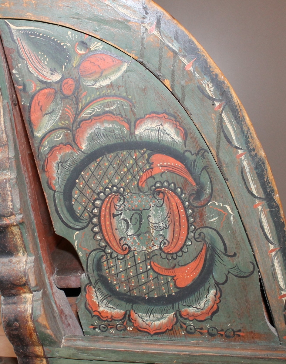 Rosemaling på alle sider av sleden. (Samme rosemaler har malt tine hos Lunøe - tine BKM 0630, samt diverse i Sannidal 1831-1832).