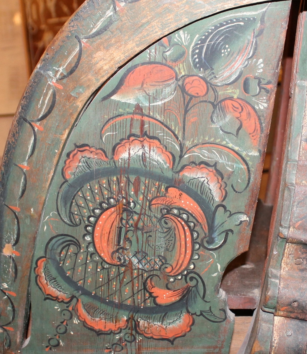 Rosemaling på alle sider av sleden. (Samme rosemaler har malt tine hos Lunøe - tine BKM 0630, samt diverse i Sannidal 1831-1832).