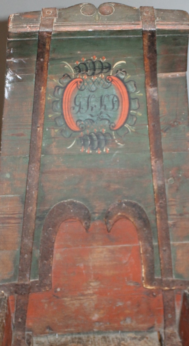 Rosemaling på alle sider av sleden. (Samme rosemaler har malt tine hos Lunøe - tine BKM 0630, samt diverse i Sannidal 1831-1832).