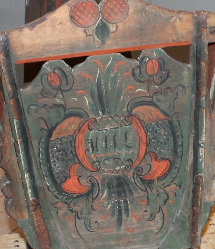 Rosemaling på alle sider av sleden. (Samme rosemaler har malt tine hos Lunøe - tine BKM 0630, samt diverse i Sannidal 1831-1832).