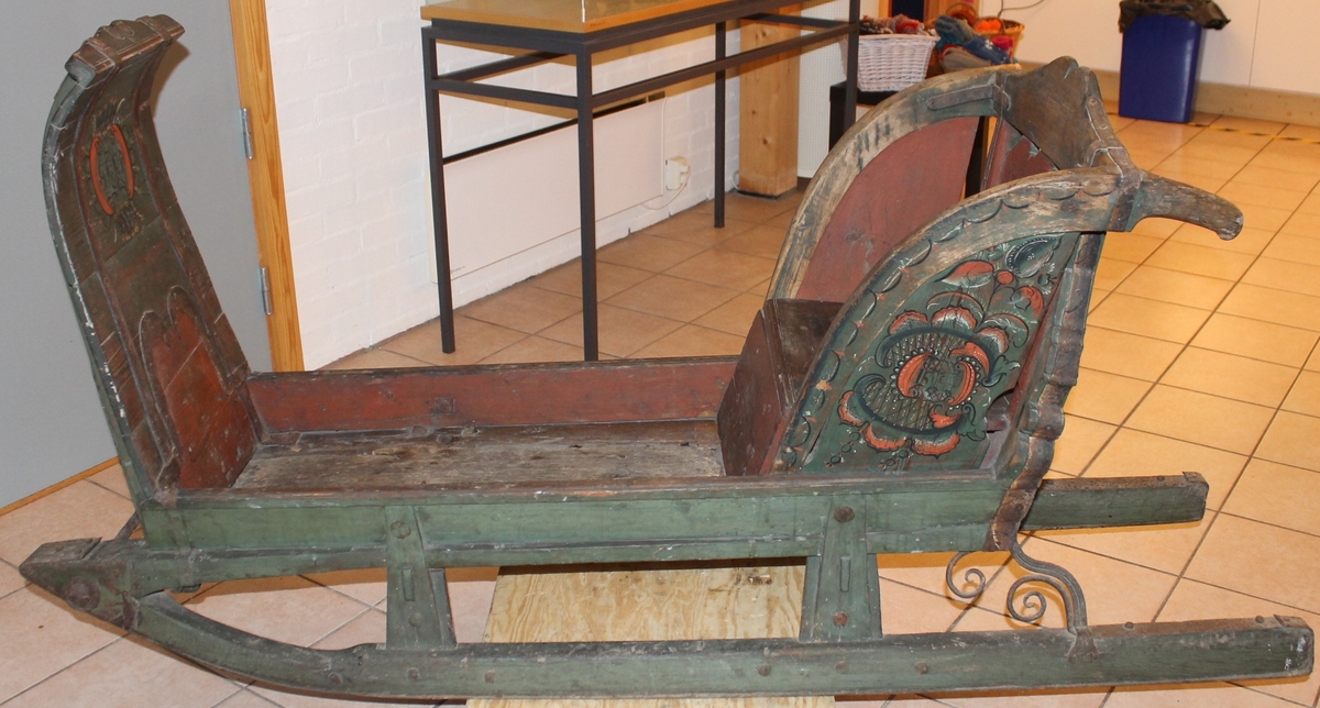Rosemaling på alle sider av sleden. (Samme rosemaler har malt tine hos Lunøe - tine BKM 0630, samt diverse i Sannidal 1831-1832).