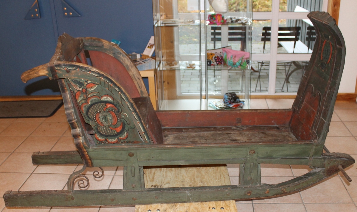 Rosemaling på alle sider av sleden. (Samme rosemaler har malt tine hos Lunøe - tine BKM 0630, samt diverse i Sannidal 1831-1832).