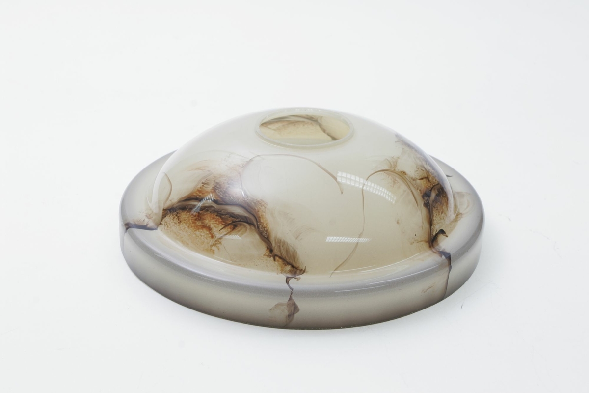 Taklampe fra 1930-tallet, en nyklassisistisk lampe med fire håndmalte glasskjermer til stue/spisestue 