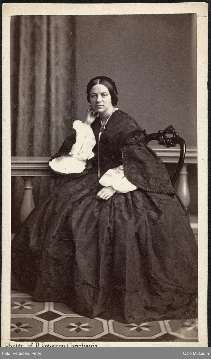 portrett, kvinne, sittende helfigur
