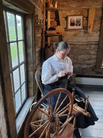 Kvinne stikker ved rokken