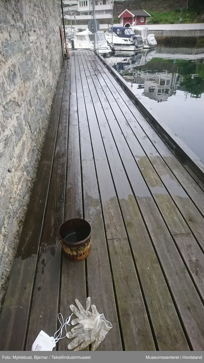 Kaianlegget ved Salhus Tricotagefabrik (1859-1989), trekaier langs sjøsida av fabrikken.