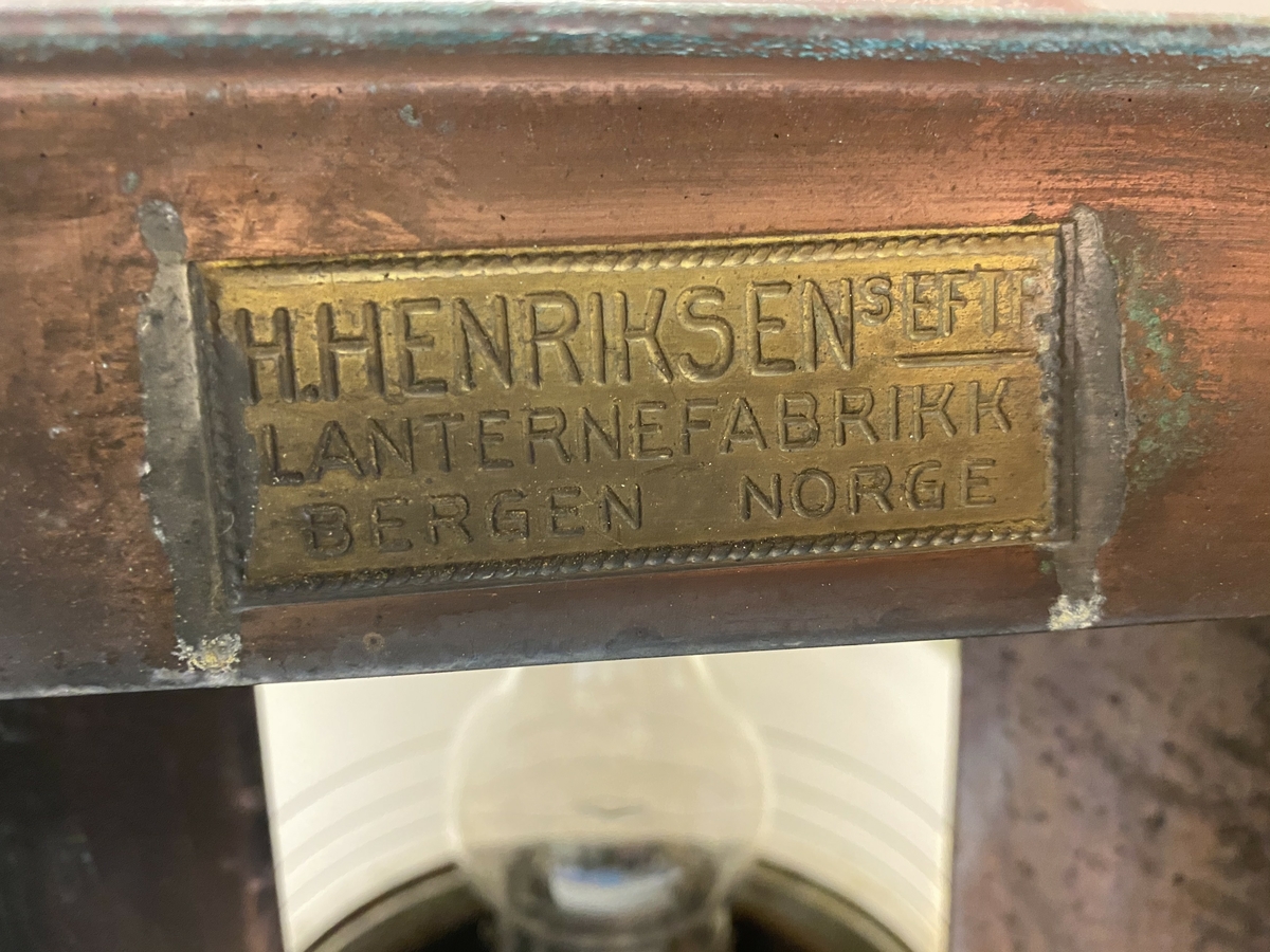 Skipslanterne utført i glass, kobber og messing. På toppen er det et håndtak slik at lanternen er bærbar. På baksiden er en luke med mekanisk lås. Inni er det en oljelampe monter på skinne,  den kan dras ut. Brenner i messing, tanken er kobber med høy glasskolbe.