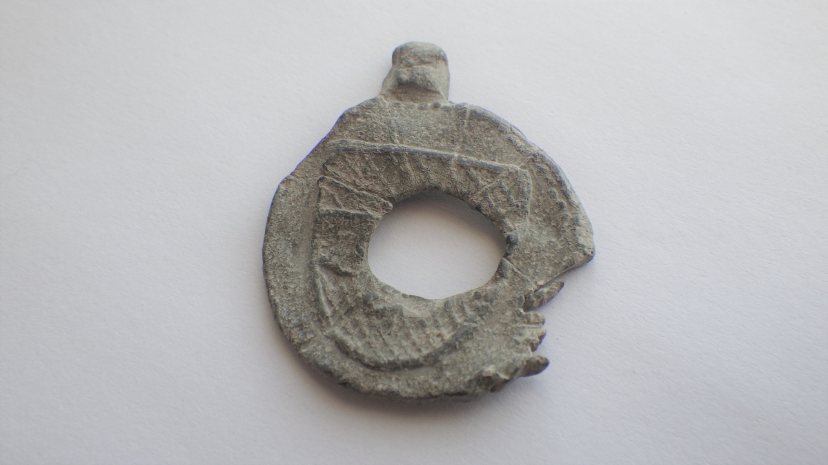 Et stort våpenskjold som er tredelt horisontalt med to skraverte felt og et blankt felt på midten. 