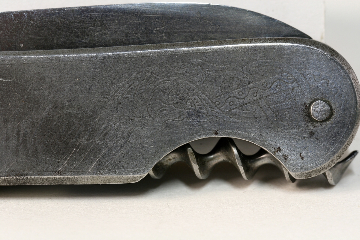 Lommekniv med to knivblad og korktrekker. Dekorert med viking/drage motiv