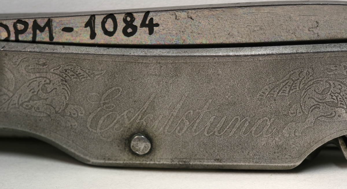 Lommekniv med to knivblad og korktrekker. Dekorert med viking/drage motiv