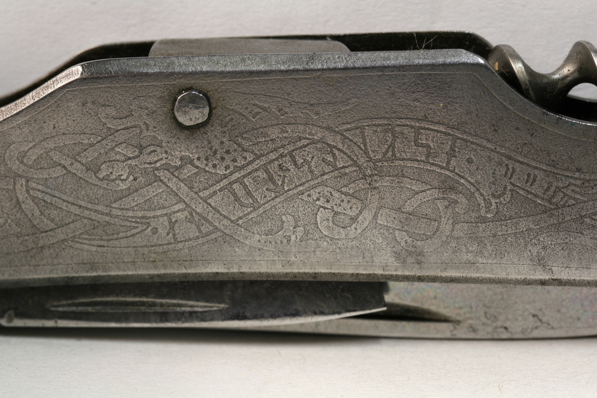 Lommekniv med to knivblad og korktrekker. Dekorert med viking/drage motiv