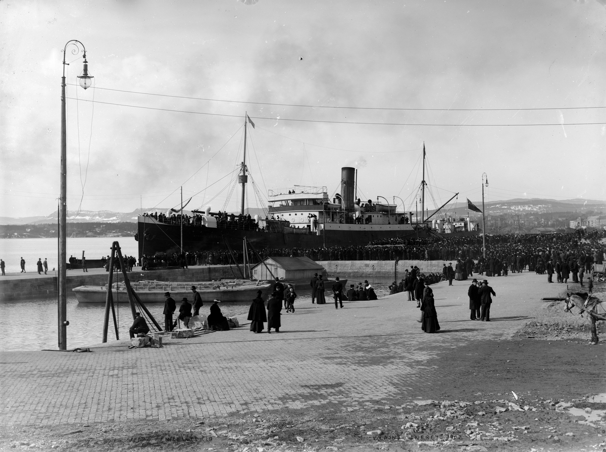 En stor menneskemengde ved passasjerskipet "Manchester Shipper".