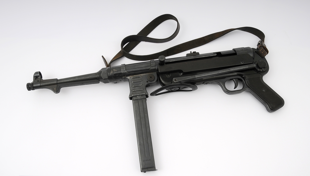 Maskinpistol med originale deler, inklusive reim, er originale. Alle serienr. passer. Serienummeret er 3173e. Våpenet er plombert.