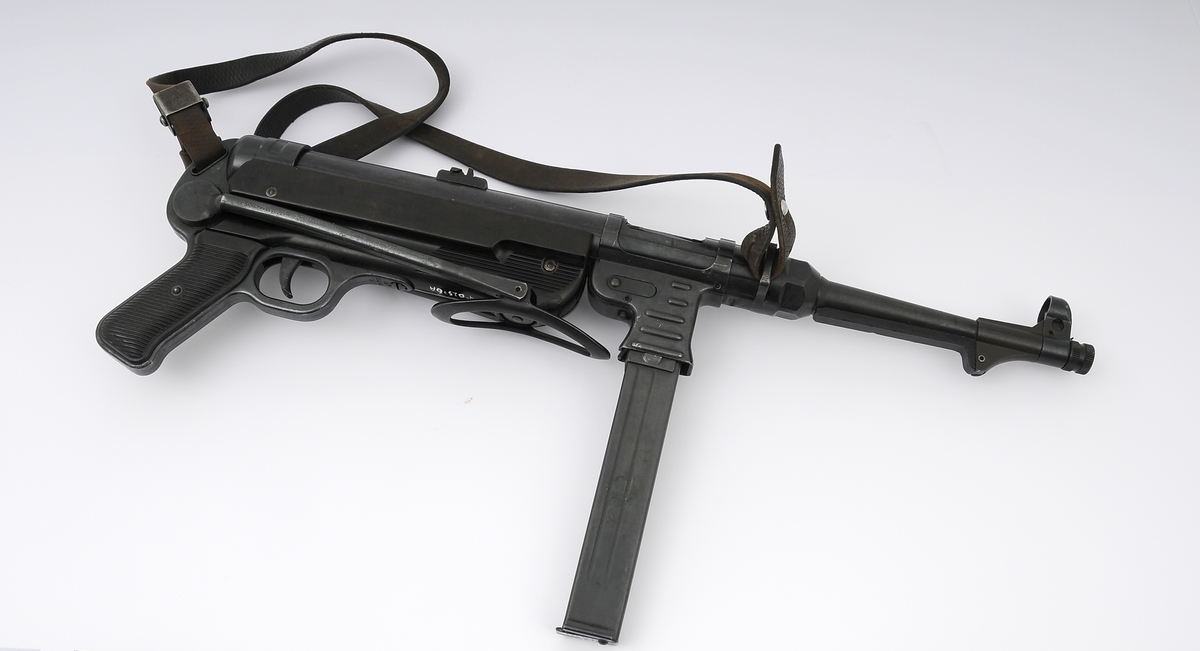 Maskinpistol med originale deler, inklusive reim, er originale. Alle serienr. passer. Serienummeret er 3173e. Våpenet er plombert.