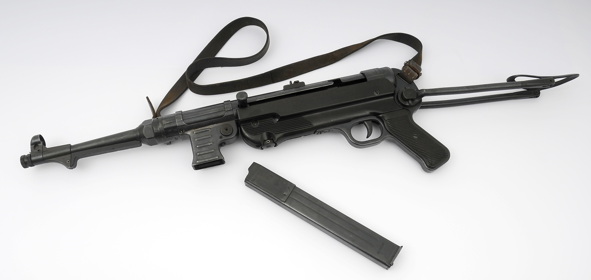 Maskinpistol med originale deler, inklusive reim, er originale. Alle serienr. passer. Serienummeret er 3173e. Våpenet er plombert.