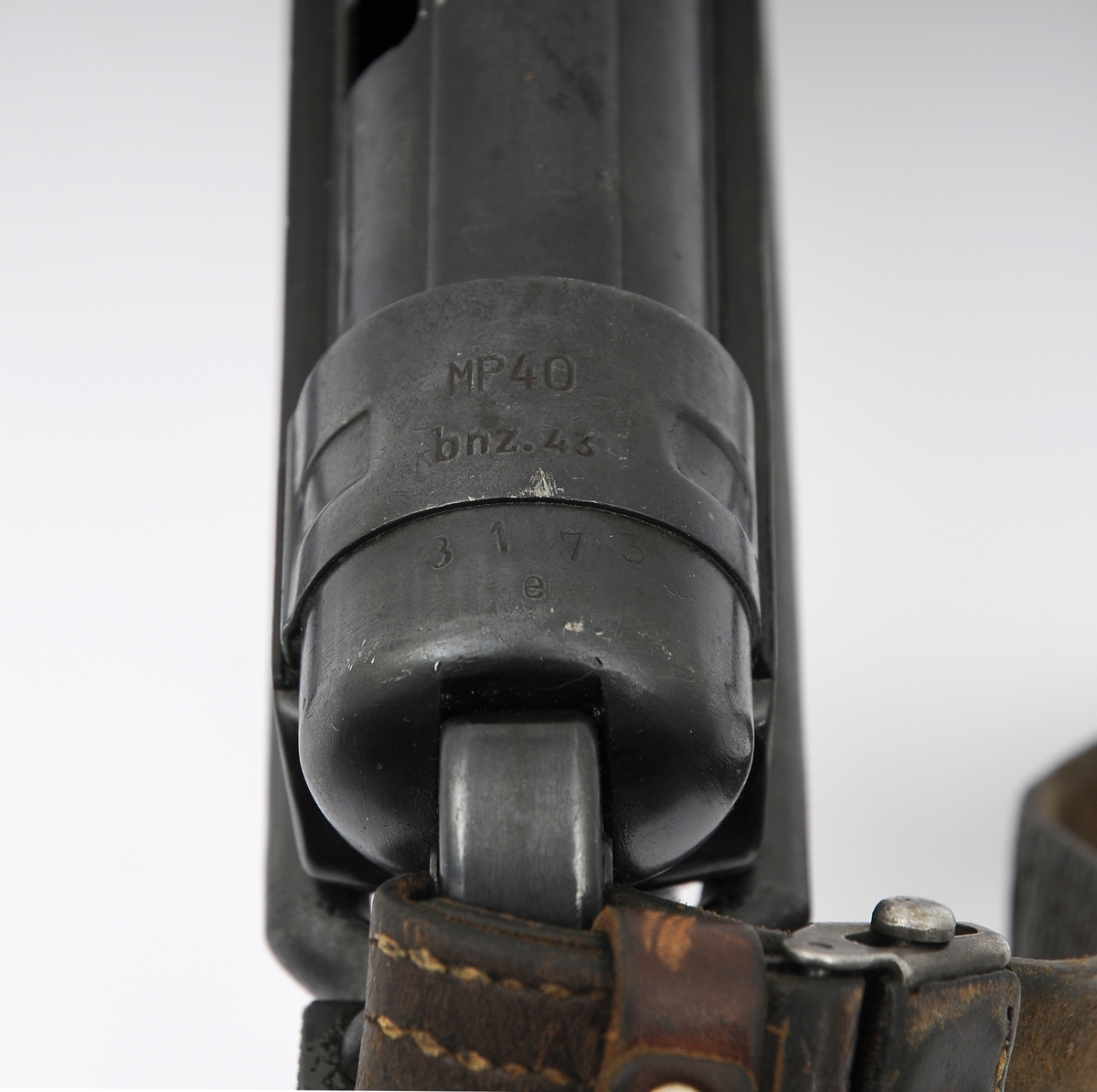 Maskinpistol med originale deler, inklusive reim, er originale. Alle serienr. passer. Serienummeret er 3173e. Våpenet er plombert.