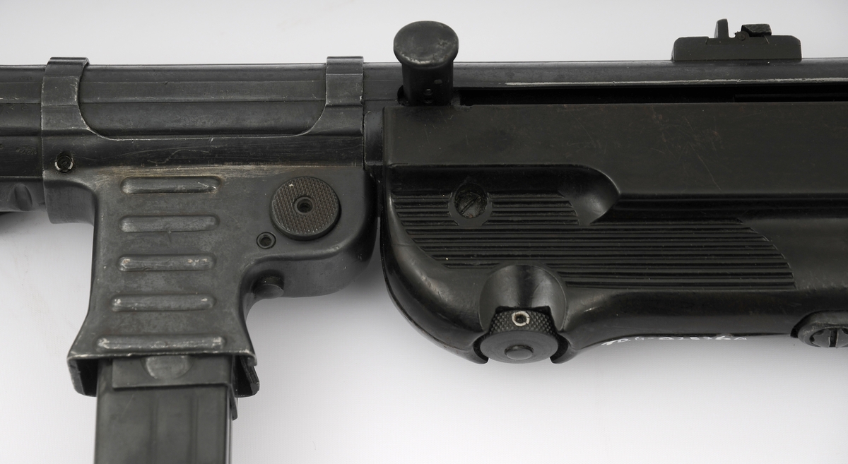 Maskinpistol med originale deler, inklusive reim, er originale. Alle serienr. passer. Serienummeret er 3173e. Våpenet er plombert.