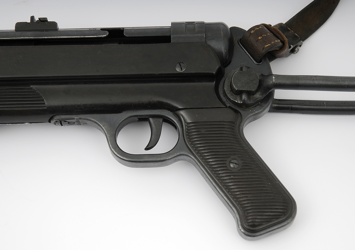 Maskinpistol med originale deler, inklusive reim, er originale. Alle serienr. passer. Serienummeret er 3173e. Våpenet er plombert.