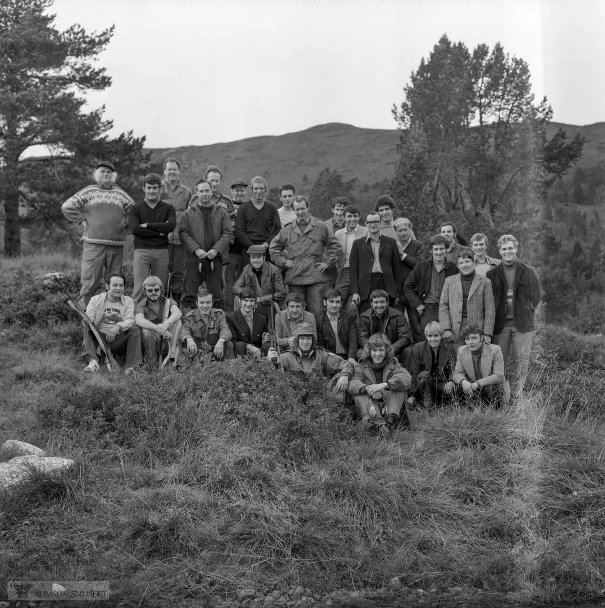 "Album merket: Skyting 70-74".Tatt ved skytterhuset i Moldedalen. Moldeheia (Tusrnårsvarden) bak.