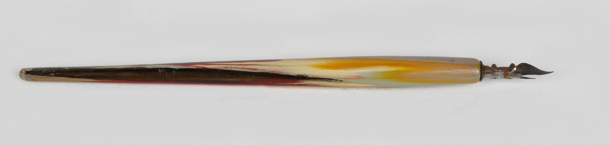 Splittpenn med pennesplitt av metall og penneskaft av flerfarget tre.