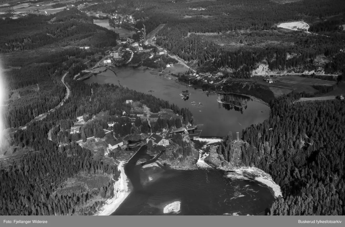 Svinefoss. Begna tresliperi med Hen i bakgrunnen. Elva Begna. Begna tresliperi ble nedlagt i 1953