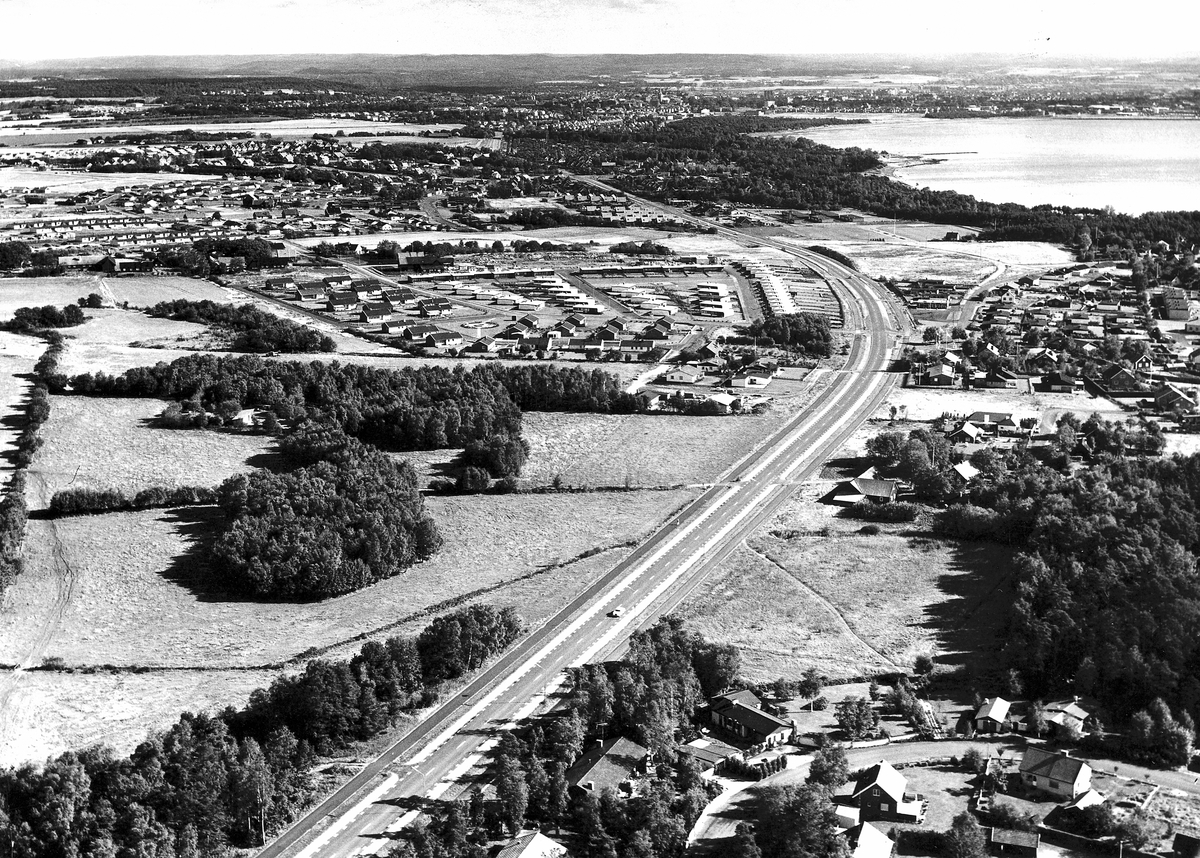 Söndrums sn. Översiktsbild med Halmstad i bakgrunden. Stora vägen ut till Tylösand.