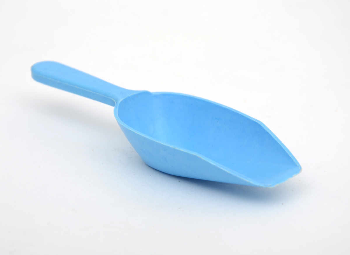 Bakeleketøy bestående av et kjevle i tre, fire ulike plastpepperkakeformer i forskjellige farger, en melskuffe i plast og ei paiform i metall