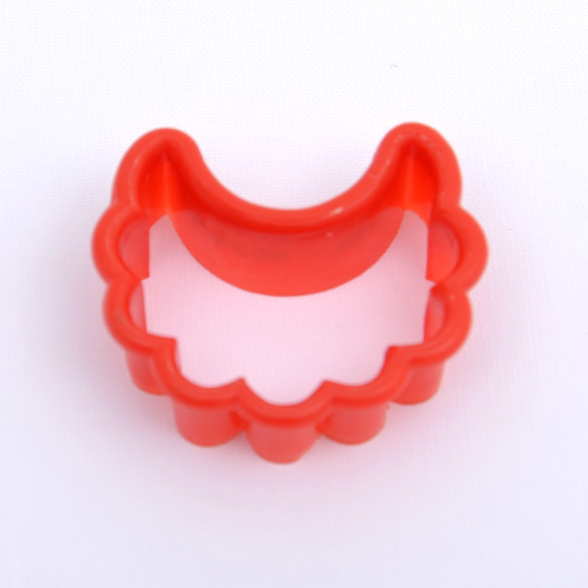 Bakeleketøy bestående av et kjevle i tre, fire ulike plastpepperkakeformer i forskjellige farger, en melskuffe i plast og ei paiform i metall