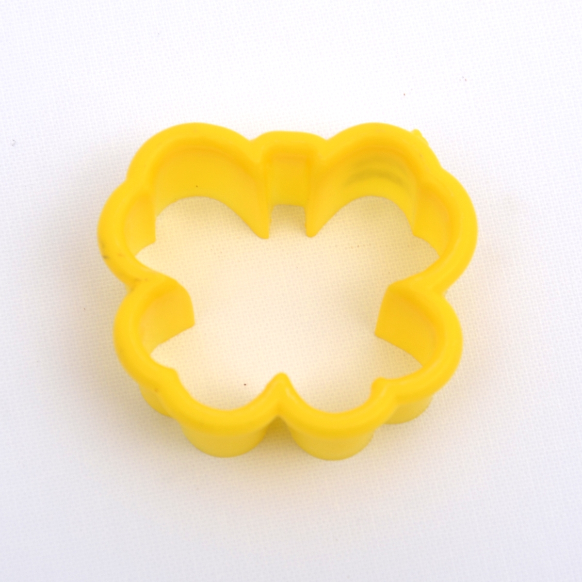 Bakeleketøy bestående av et kjevle i tre, fire ulike plastpepperkakeformer i forskjellige farger, en melskuffe i plast og ei paiform i metall