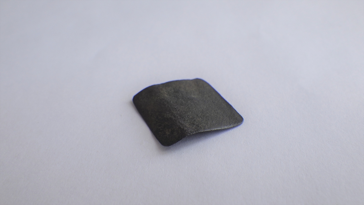 MALV: 18*19 MM, VEKT 1, 8355 G, UTSTANSET AV EN PLATE. REKTANGULÆR PLATE MEDAVRUNDETE HJØRNER, UTEN STEMPEL. 