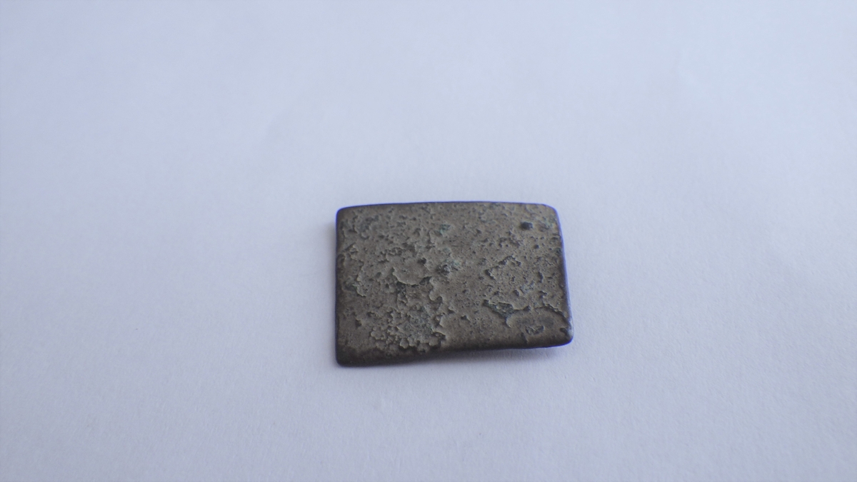 MALV: 17*20 MM, VEKT 2, 1795 G, UTSTANSET AV EN PLATE. REKTANGULÆR PLATE UTEN STEMPELEMNE ?