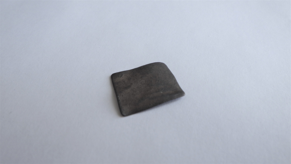 MALV: 16*18 MM, VEKT 1, 2145 G, UTSTANSET AV EN PLATE. REKTANGULÆR PLATE MEDAVRUNDETE HJØRNER, UTEN STEMPEL. EMNE ?
