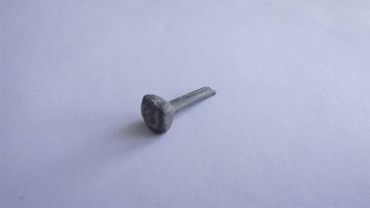 MALV: L. 20 MM, REKTANGULÆRT FORTYKKET HODE PÅSATT STILK. KILEFORMETAVSLUTNING PÅ STILKEN. 