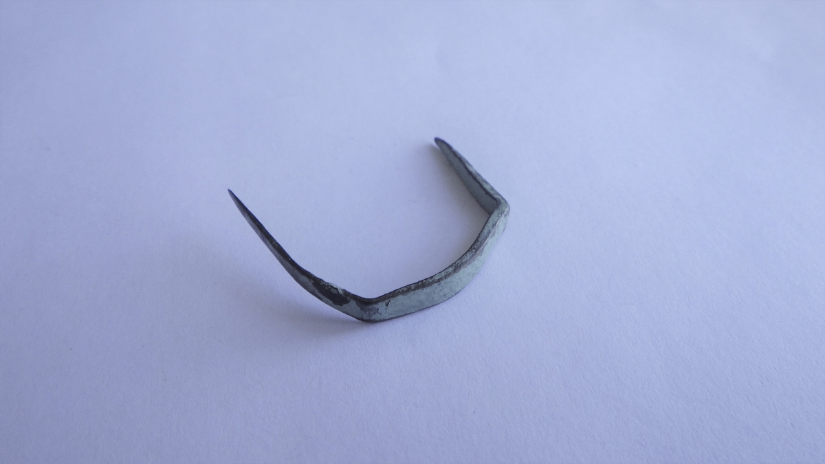 MALV: L. 24 MM, BÅNDETS B. 3 MM, OMBØYET I U-FORM OG TILSPISSET I ENDEN. 