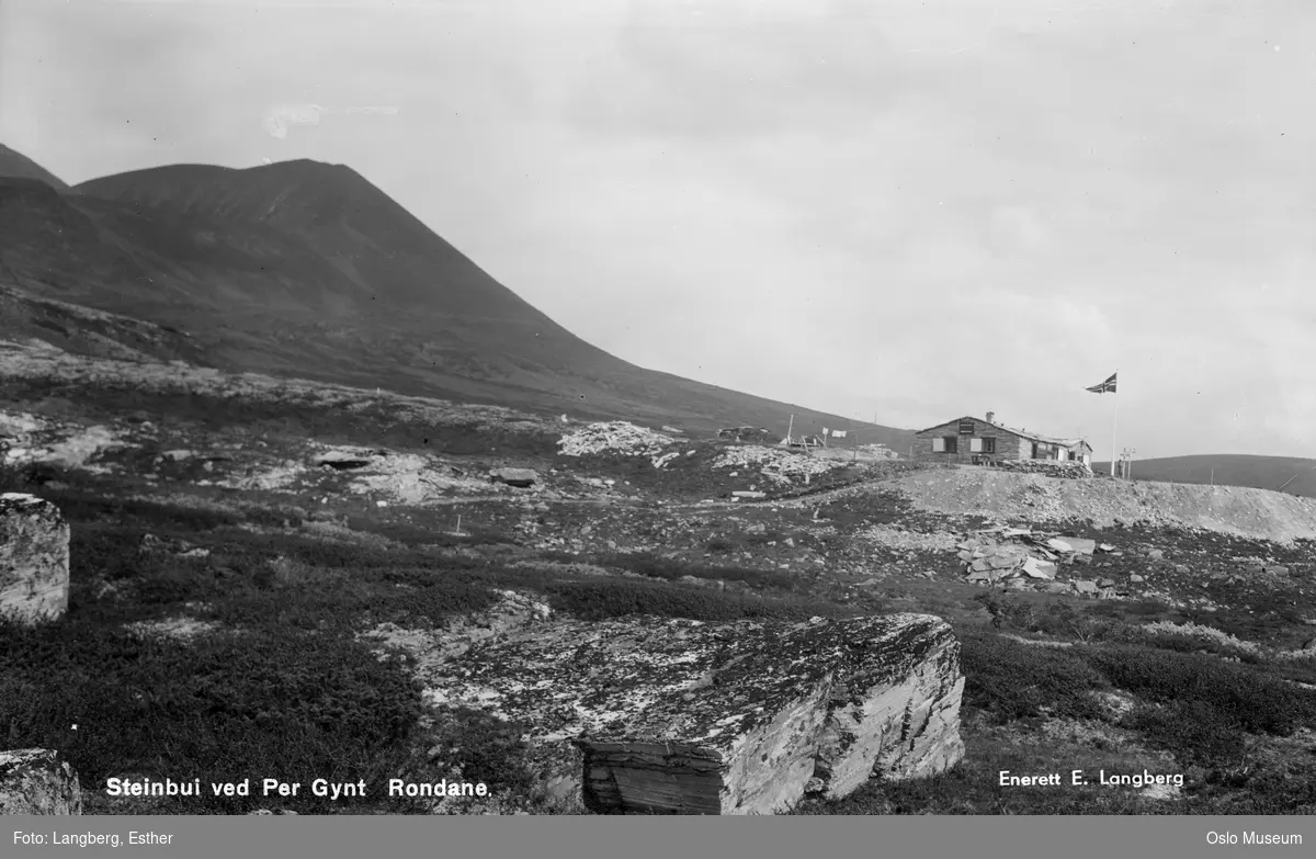 Peer Gynt-hytta, steinhytte, flaggstang, fjell