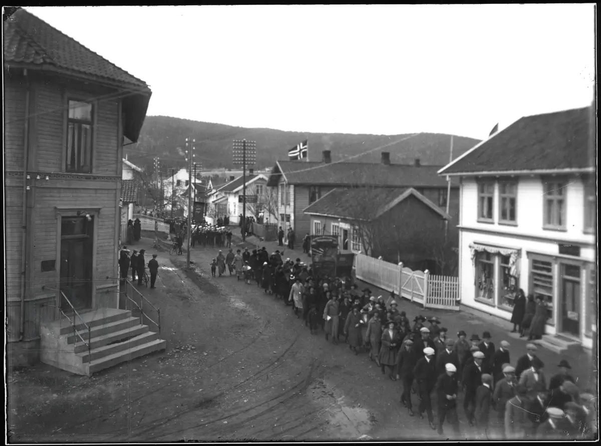 Et 1. mai tog passerer gjennom sentrum av Nesbakken.