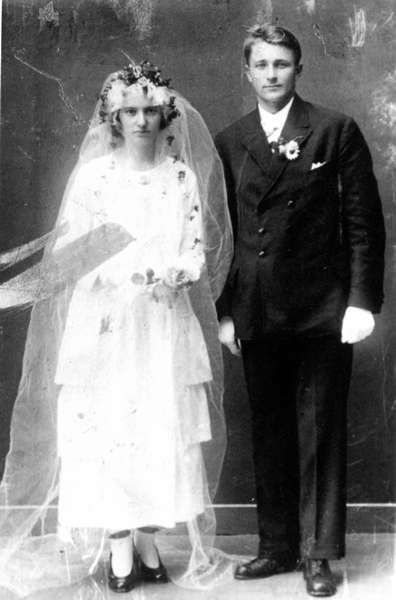 Brudebilde av Alfred Herman Hansen fra Steinland i Øksnes, og Klara Julie Kristine Strand