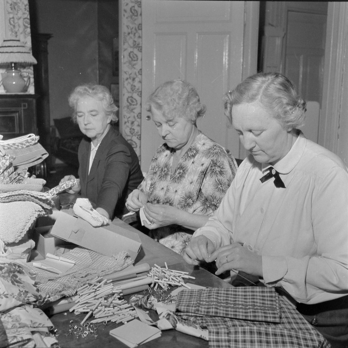Redningsmisjonens kvinneforening produserer varer til tombola